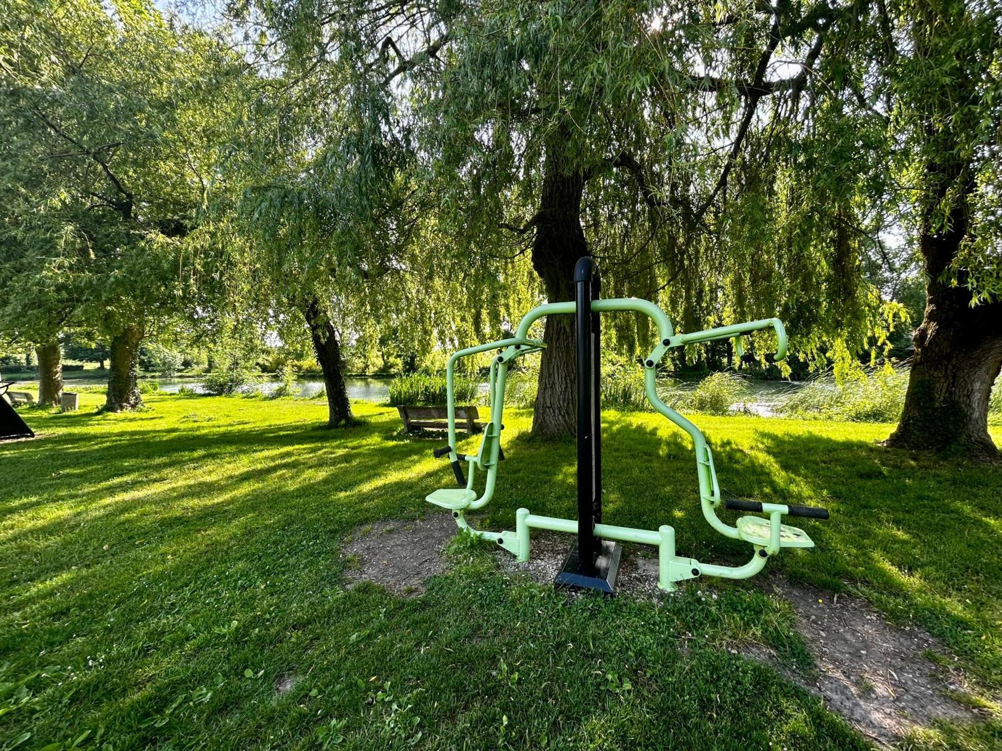 Les Cabanes Du Lac Vandré Екстериор снимка